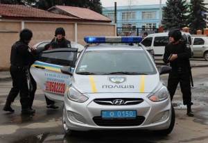 У Мукачеві перехожий безпідставно лаявся на поліцейських і намагався відібрати у них зброю