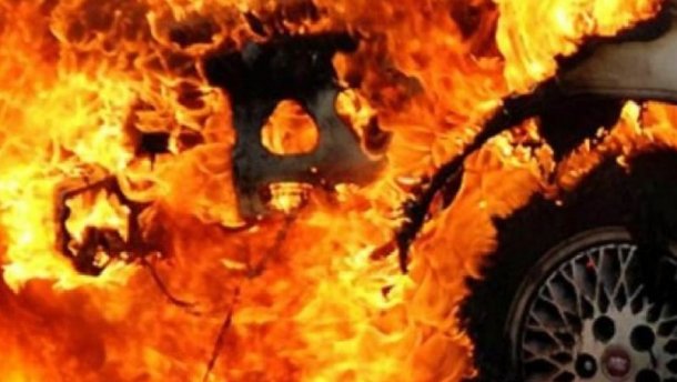 Унаслідок пожежі в автомоблі Kia Ceed у Хусті власник і пасажир отримали опіки 