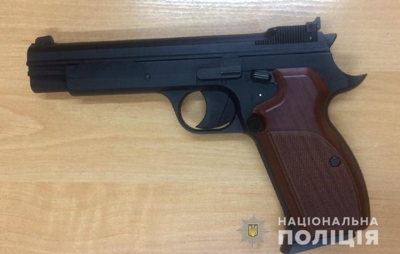 В орендованому в Ужгороді помешканні 18-річного шахрая із Сумщини знайшли зброю та коштовності (ФОТО)