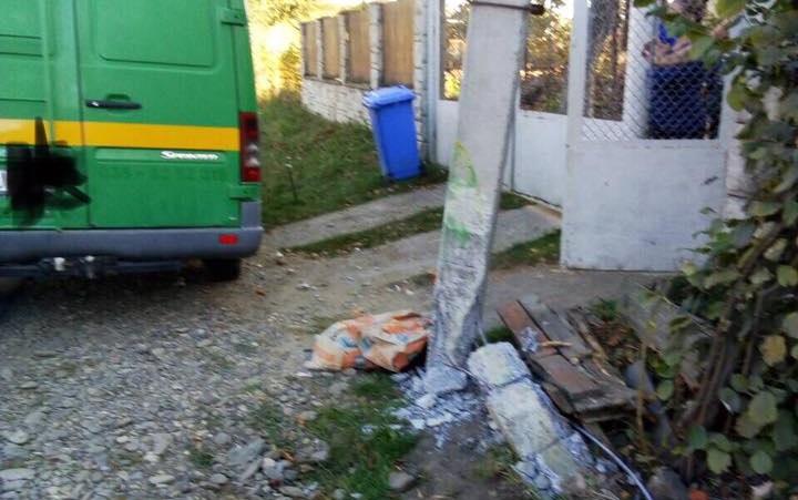 У Оноку на Виноградівщині стовп, у який врізався мікроавтобус "Мерседес", вбив пенсіонерку на лавці (ФОТО)