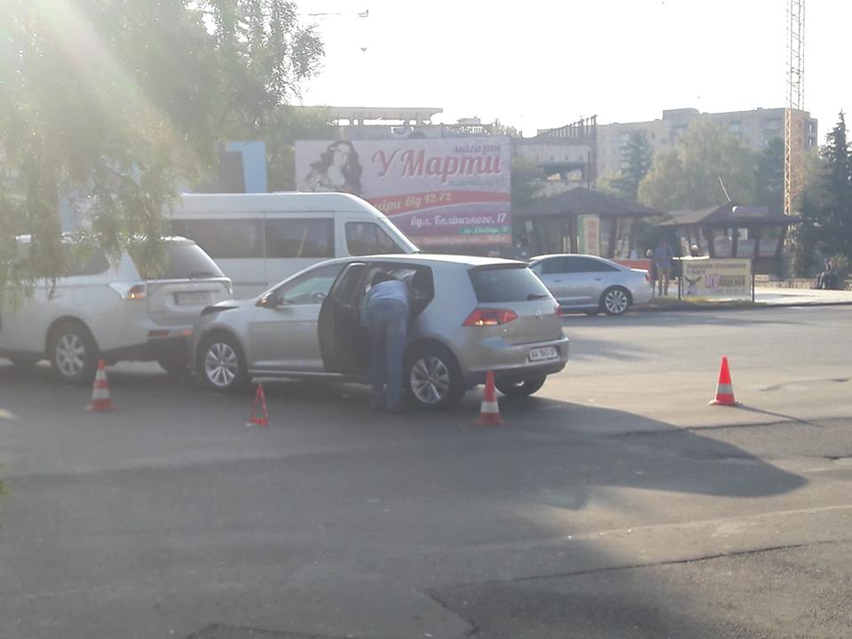 ФОТОФАКТ. В Ужгороді, на перехресті неподалік готелю "Закарпаття", зіткнулися два авта