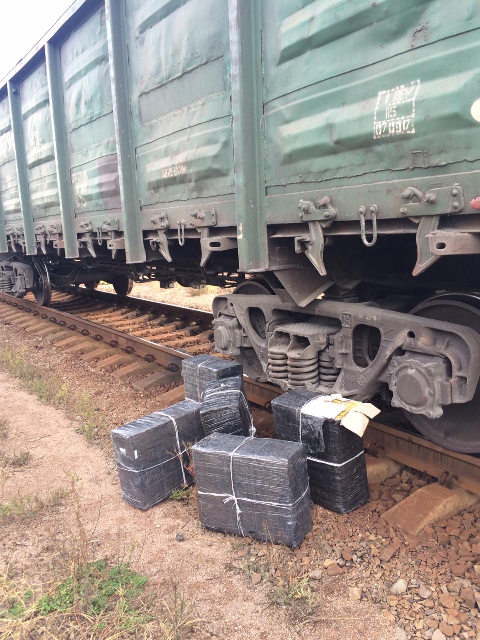 Закопані в руду сигарети знайшли у вантажному потязі на Закарпатті (ФОТО)