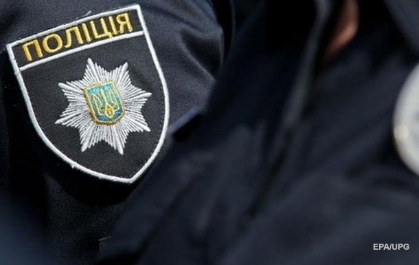 У Мукачеві двоє нетверезих чоловіків на відмову продати їм алкоголь на АЗС вдарили поліцейського 