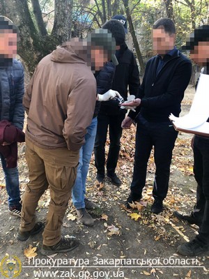 В Ужгороді при отриманні 200 дол хабара затримано заступника керівника однієї з філій держбанку (ФОТО)