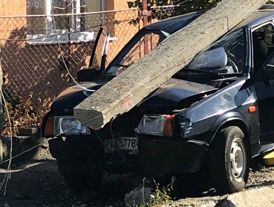 У Мукачеві п’яний водій врізався в бетонний стовп, а той розтрощив його авто (ФОТО, ВІДЕО)