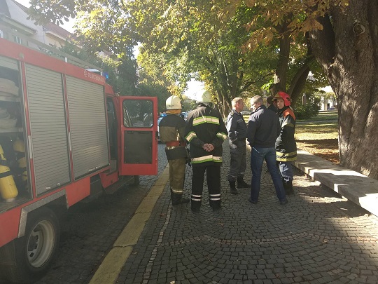 Поблизу облуправління СБУ в Ужгороді перевіряють інформацію про вибухівку в сумці (ФОТО)