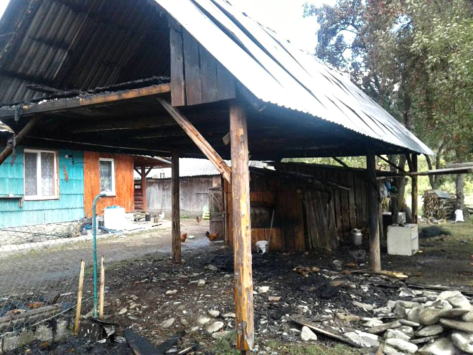 На Великоберезнянщині, загасивши пожежу в господарській споруді, врятували від знищення будинок (ФОТО)