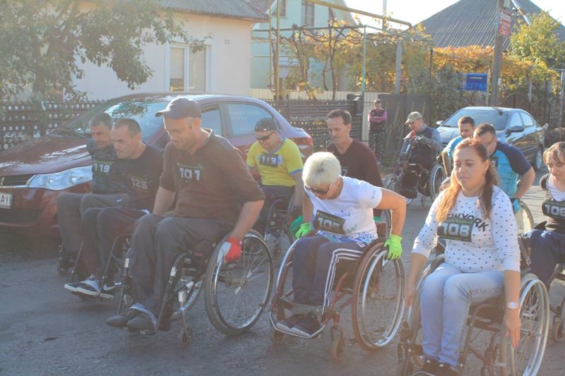 До Дня захисника України на Мукачівщині провели марафон серед спортсменів з інвалідністю на візках (ФОТО)
