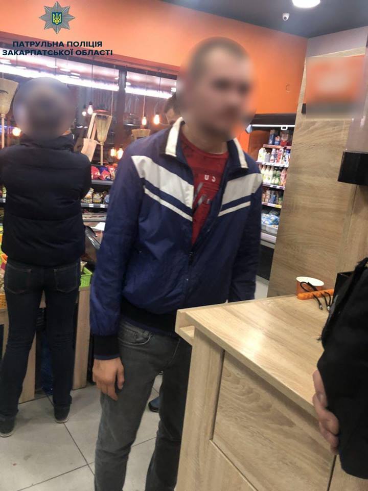 В Ужгороді чоловік, ударивши у магазині відвідувача, затим погрозами примусив продавчиню спакувати йому горілки, сигарети й воду