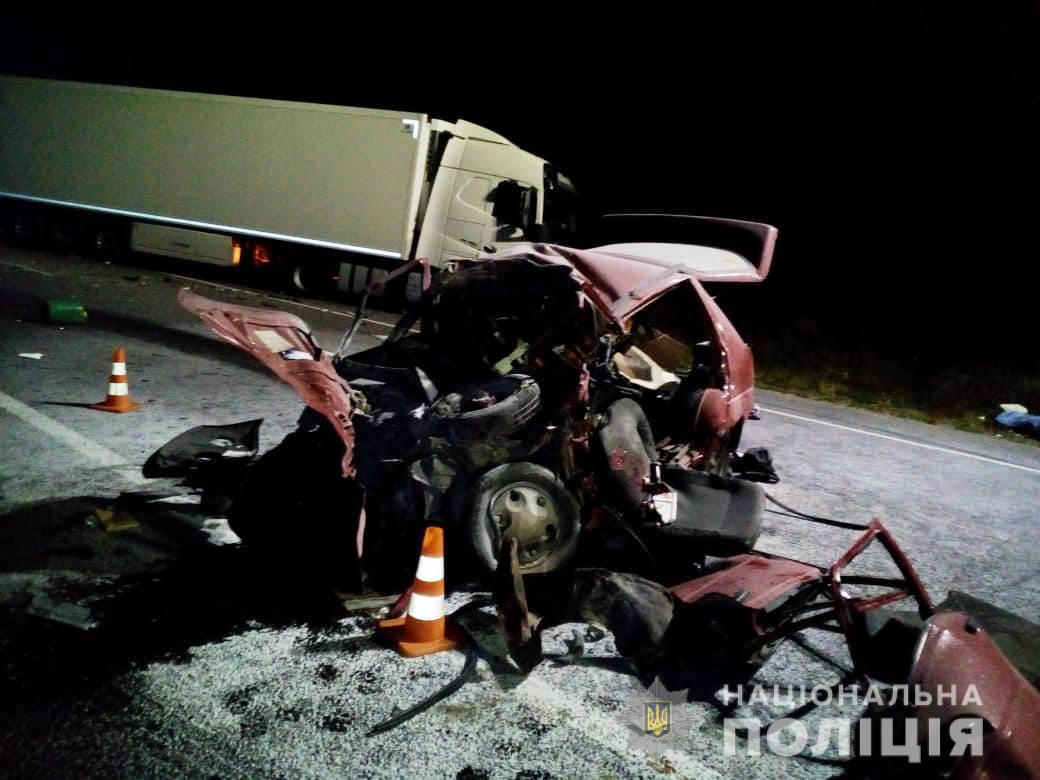На Вінничині, влетівши у вантажівку із Закарпаття, загинув водій "Таврії" (ФОТО)