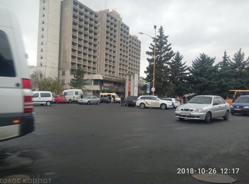 Унаслідок зіткнення легковика з автобусом в Ужгороді одного з пасажирів забрала "швидка" (ФОТО)
