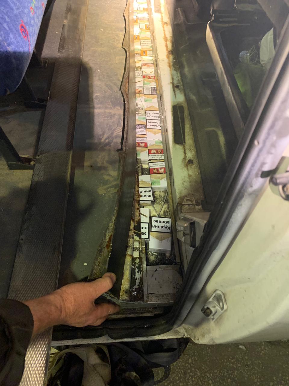 На "Тисі" у подвійному дні мікроавтобуса Ford знайшли 505 пачок "Marlboro" (ФОТО, ВІДЕО)