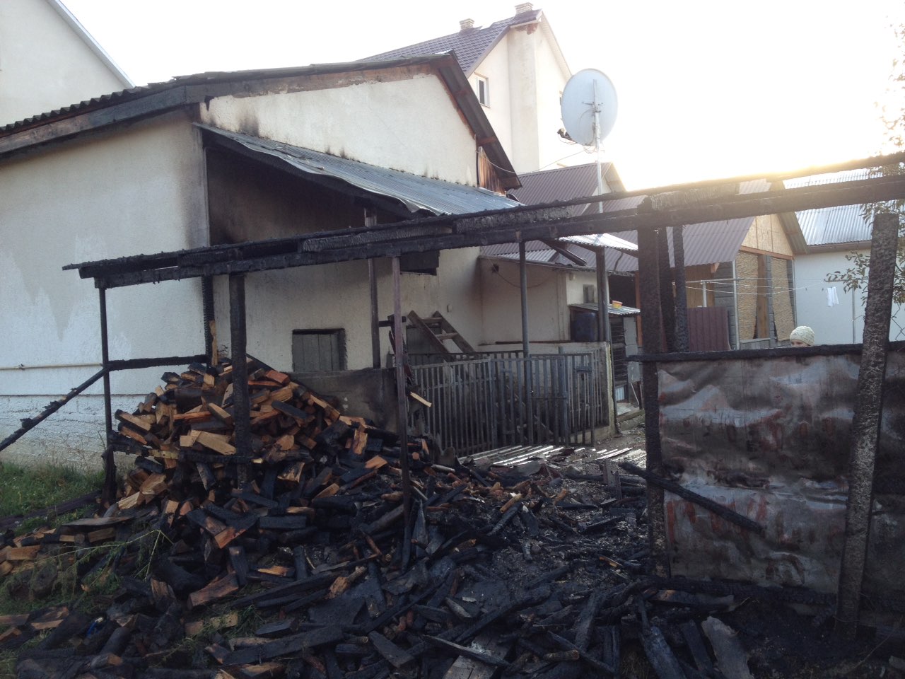 Загасивши у Білках на Іршавщині навіс, врятували від знищення житловий будинок (ФОТО)