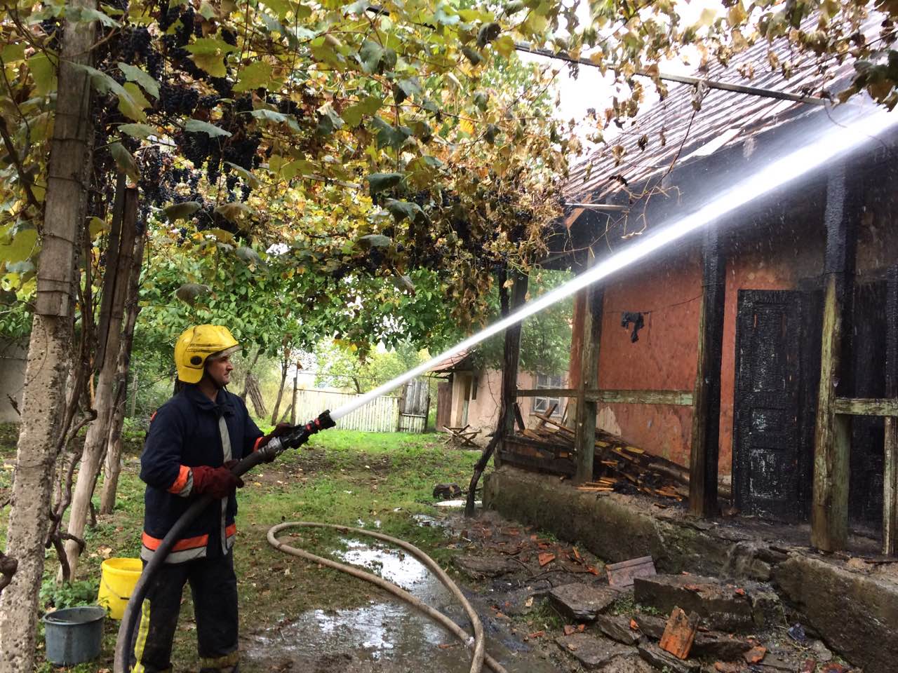 У Дюлі, що на Виноградівщині, під час гасіння пожежі знайшли тіло загиблого власника будинку (ФОТО)