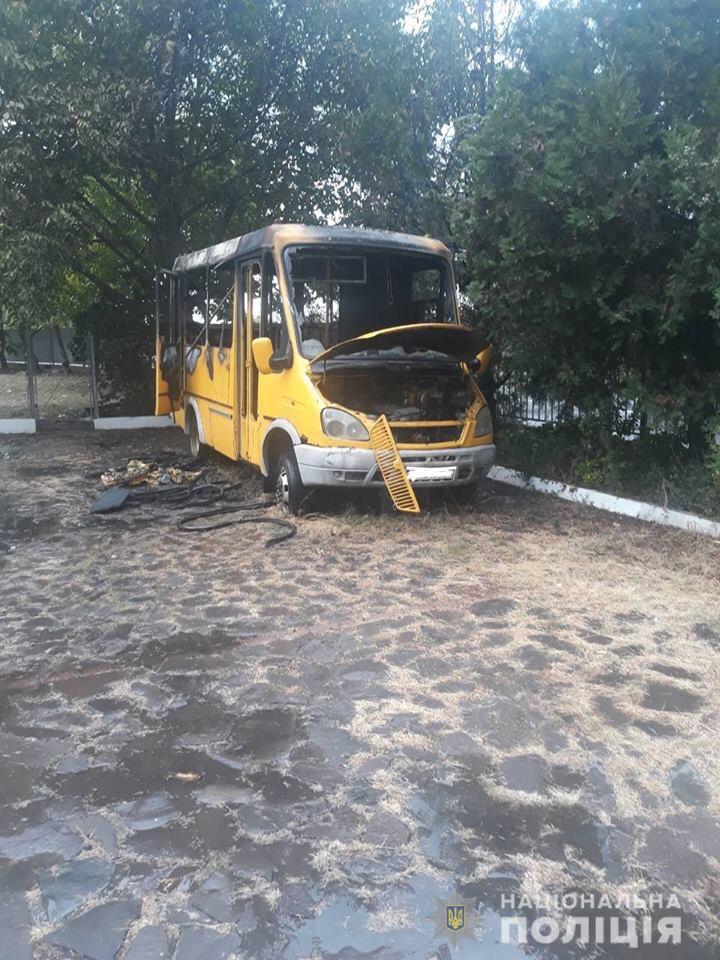 У Мукачеві 12-річний хлопчик, граючись із запальничкою, підпалив автобус (ФОТО)
