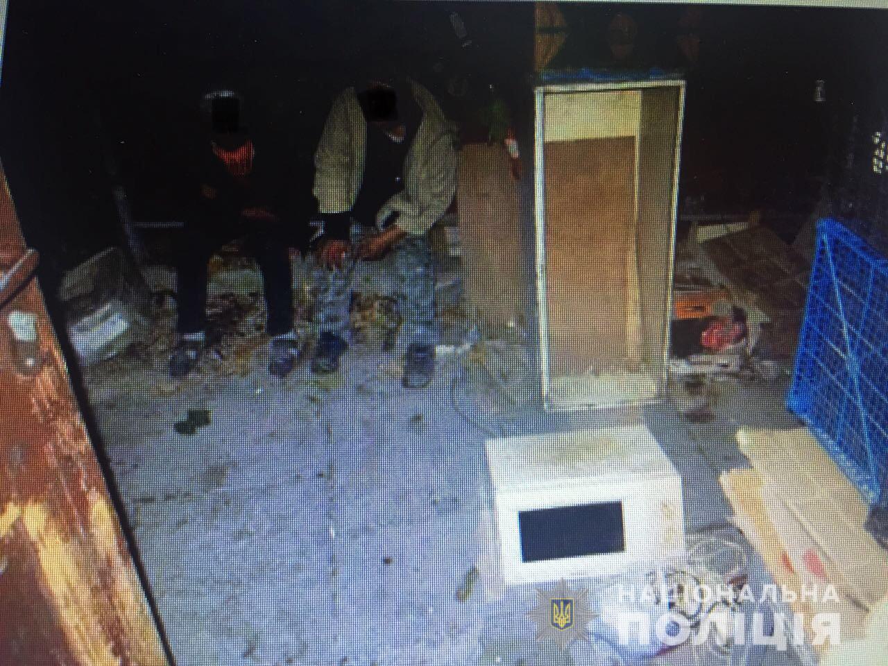 У Мукачеві двоє чоловіків, погрожуючи пенсіонеру ножем, винесли з його будинку гроші, побутову техніку та одяг (ФОТО)