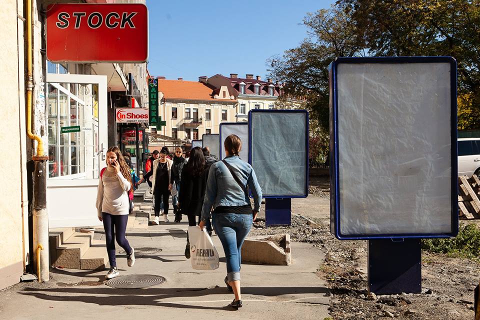 Фірма Погорелова самовільно встановила сіті-лайти на площі Петефі в Ужгороді