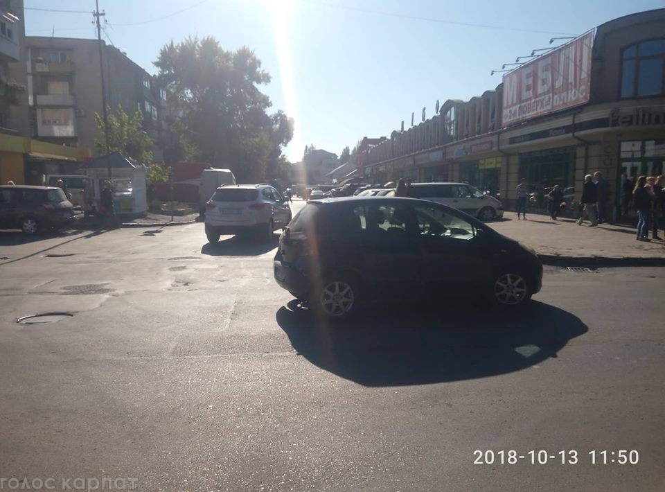 ФОТОФАКТ. ДТП за участі автівки й мотоцикла сталася на Капушанській в Ужгороді
