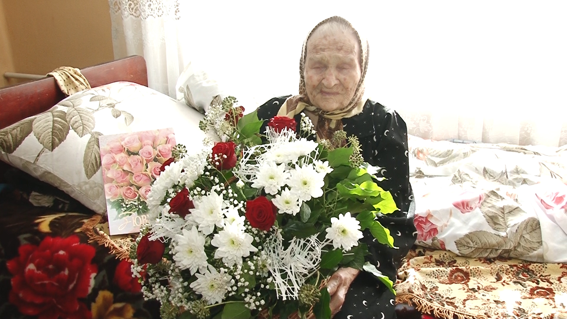 У Нижній Апші на Тячівщині відзначила 105-річний ювілей Іляна Влад (ФОТО)