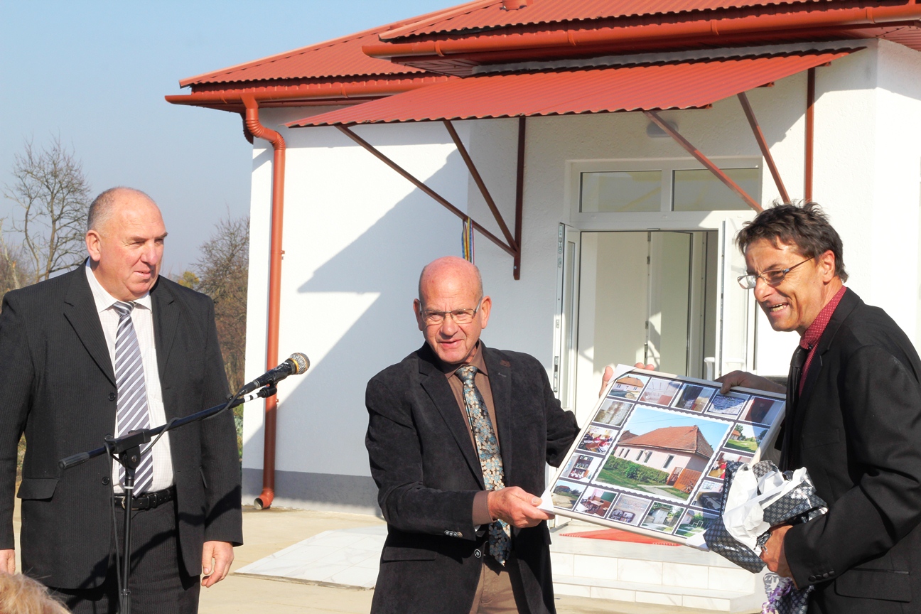 Благодійники з Нідерландів передали Ужгородщині новозбудовану будівлю школи (ФОТО)