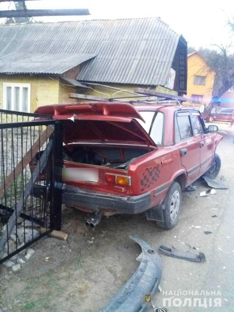 У Нересниці, на Тячівщині Volkswagen Passat врізався у ВАЗ, який відтак травмував жінку (ФОТО)