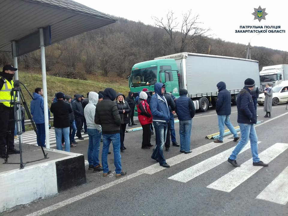 На Закарпатті псевдоактивіст Павлов із прибічниками перекрили трасу "Київ-Чоп"(ФОТО)