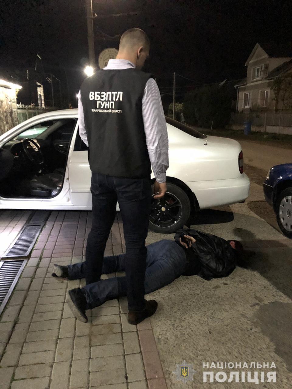 На Ужгородщині затримали таксиста-сутенера, котрий саме привіз до готелю "на роботу" двох повій (ФОТО)
