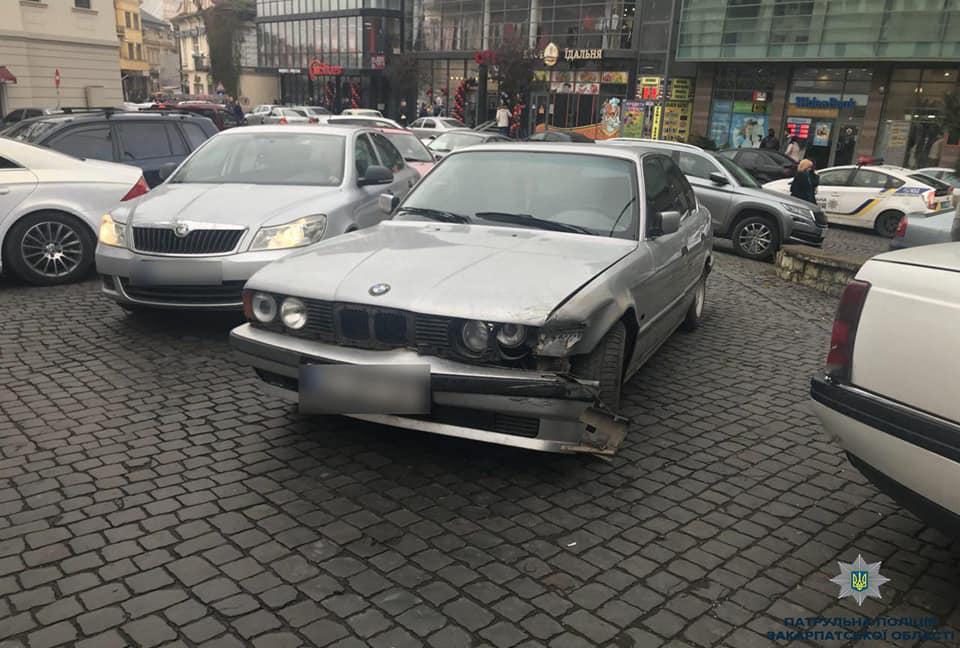 В Ужгороді знайшли водія BMW, що п'яним зачепив комунальний автобус і згодом скоїв ще одну ДТП (ФОТО)
