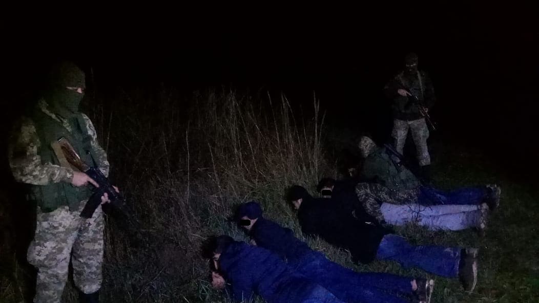 Групу з чотирьох афганців та одного в'єтнамця затримали після попереджувального пострілу на Закарпатті (ФОТО, ВІДЕО)
