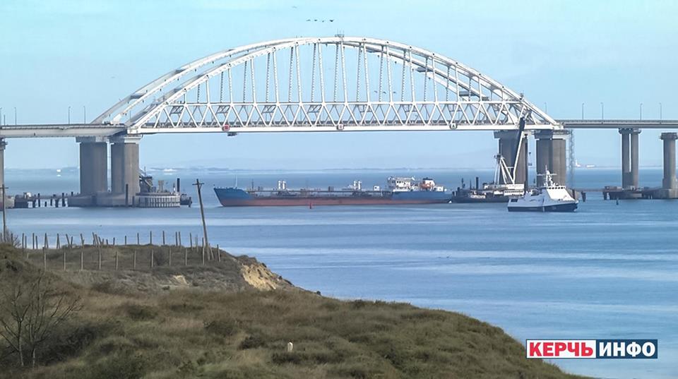 Росіяни застосували зброю по кораблях України, є поранений