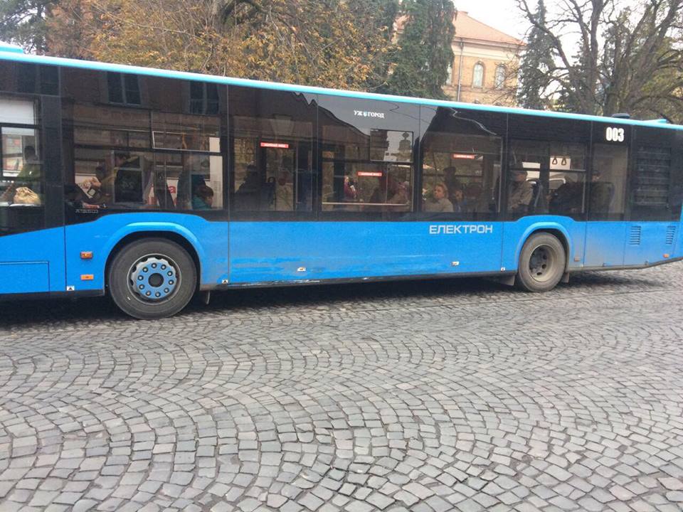 В Ужгороді на транспортному мосту "зовнішньо" п'яний водій зачепив автобус і втік, вчинивши по дорозі ще одну ДТП 