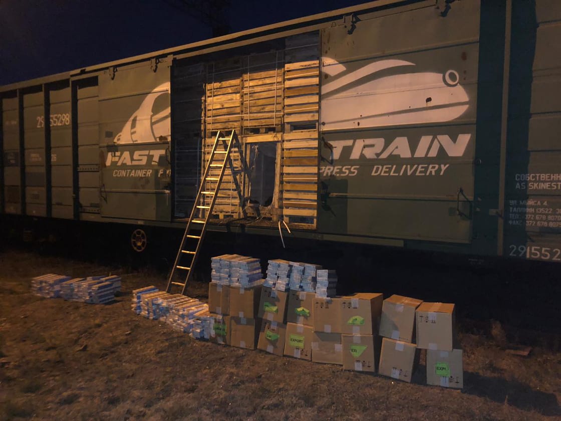 На Закарпатті у вагоні вантажного потягу, що прямував до Угорщини, серед паливних брикатів знайшли контрабандні сигарети (ФОТО)