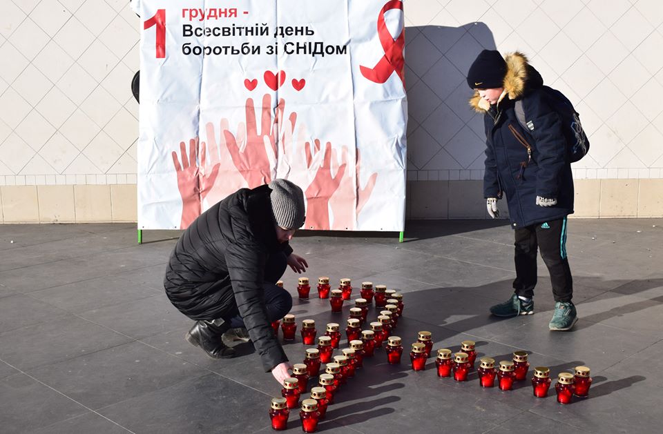 В Ужгороді провели соціальну акцію до Всесвітнього дня боротьби зі СНІДом (ФОТО)