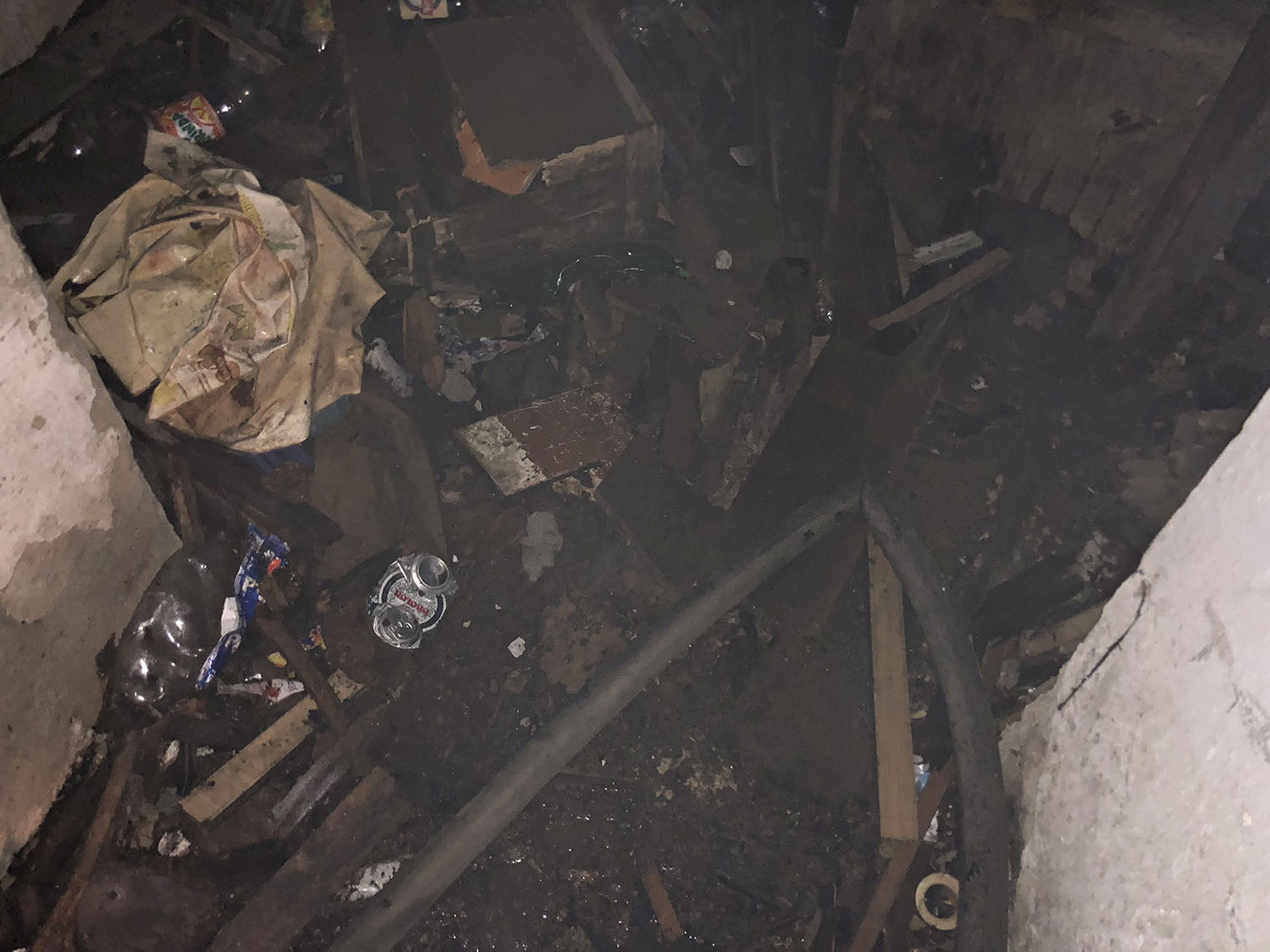 Під час пожежі у підвалі двоповерхівки в Ужгороді чоловіку з першого поверху допомагали вибратися на свіже повітря (ФОТО)