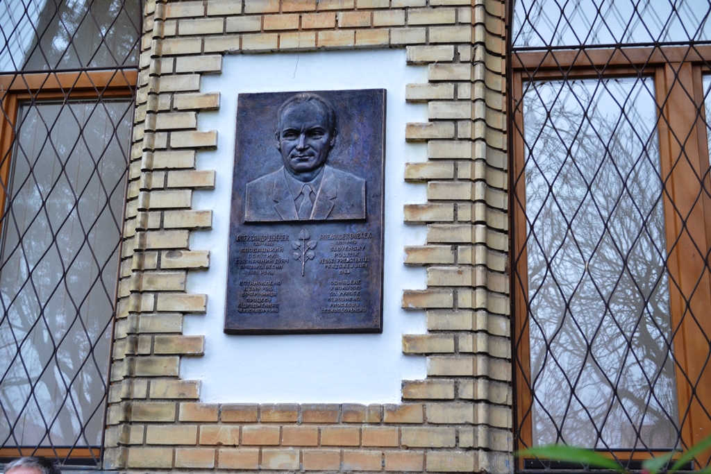 Меморіальну дошку Александру Дубчеку відкрили в Ужгороді (ФОТО)