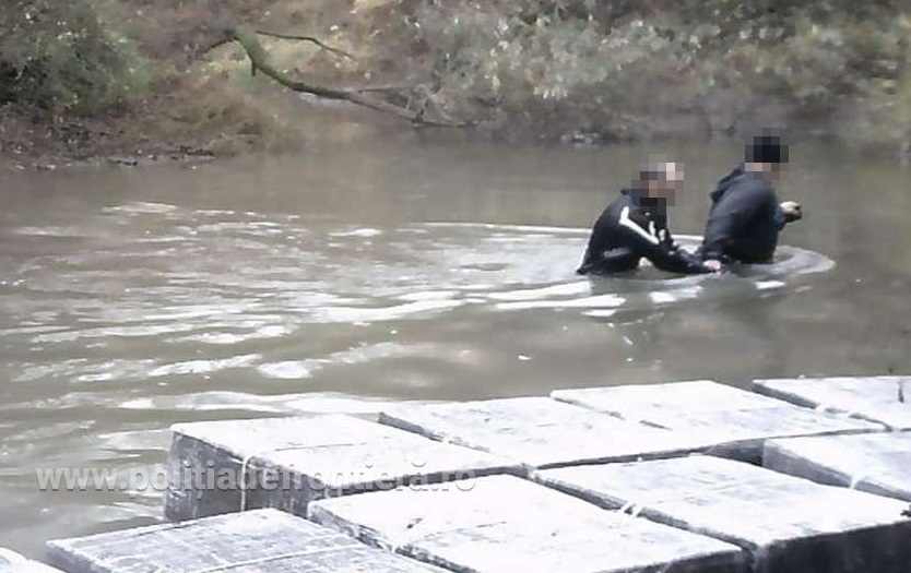 У Румунії затримали двох контрабандистів з Закарпаття, що переправляли річкою 67 пакунків з 39 870 пачок сигарет (ФОТО, ВІДЕО)