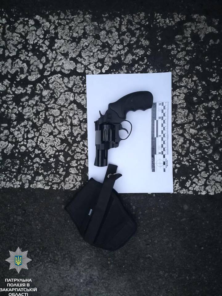 На кордоні на Закарпатті у водія Audi Q5 знайшли в бардачку пістолет (ФОТО)