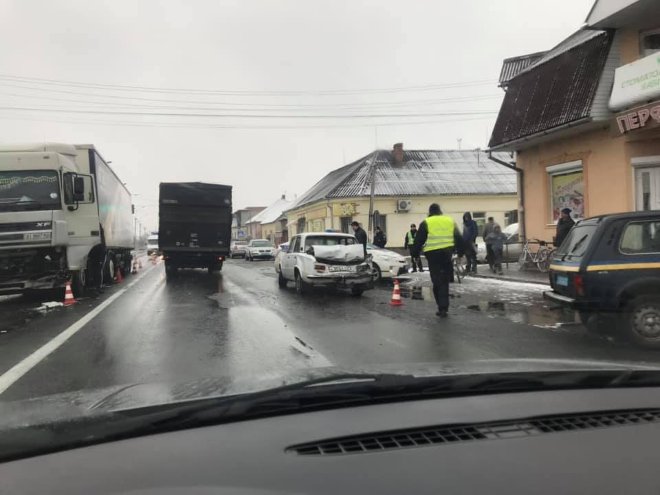 ФОТОФАКТ. Через ДТП у Ракошині на Мукачівщині ускладнено рух автотрасою