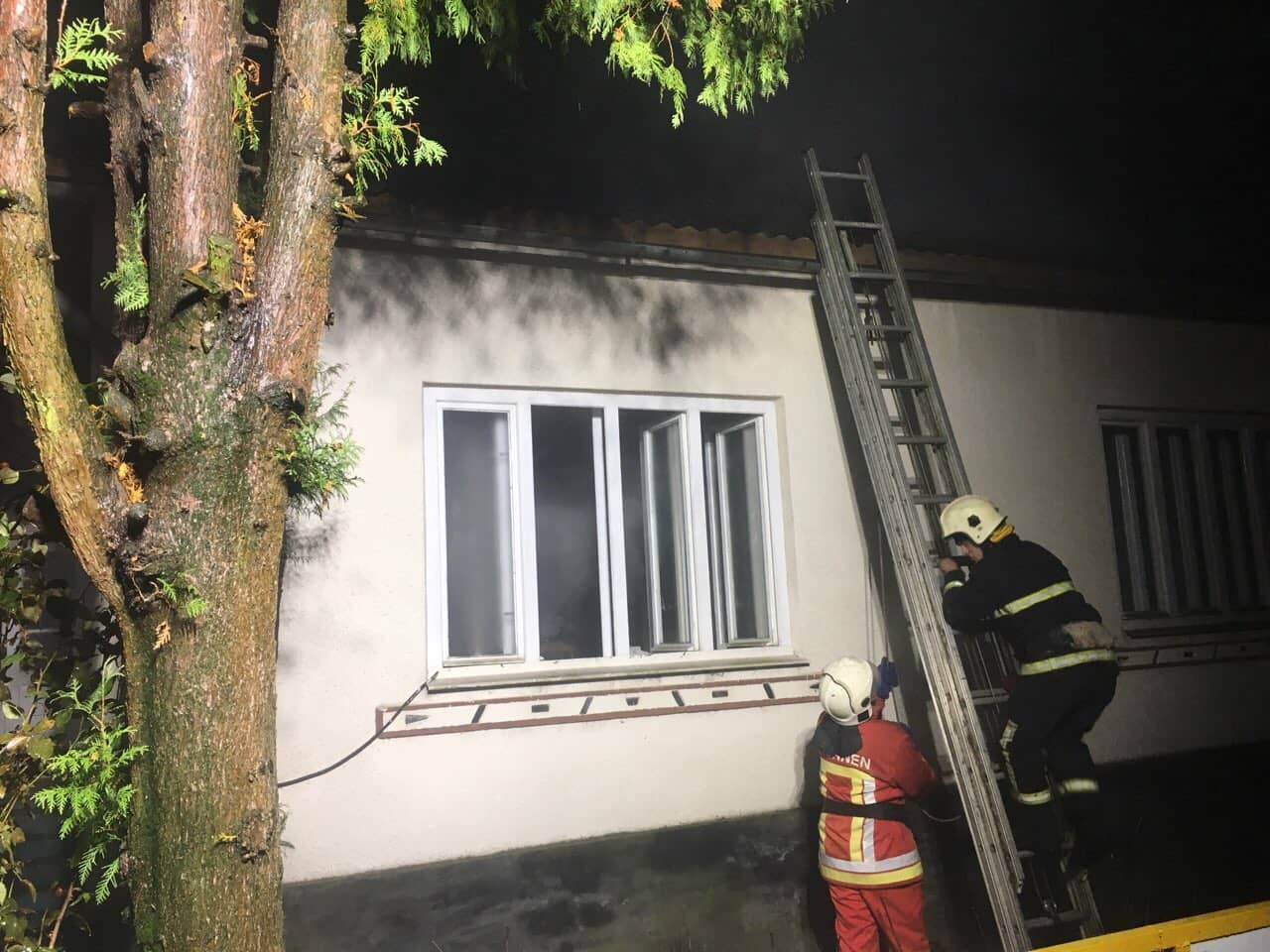 В Іршаві врятували чоловіка, котрий під час пожежі надихався димом і не міг вийти з палаючого будинку (ФОТО)