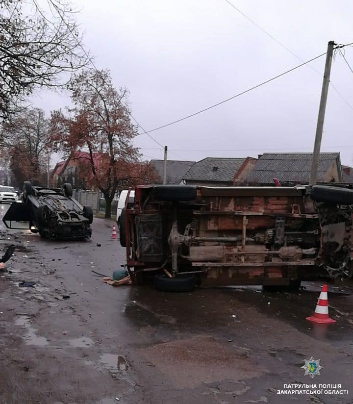 В Ужгороді внаслідок невдалого обгону, зіткнувшись, перекинулися дві автівки (ФОТО)