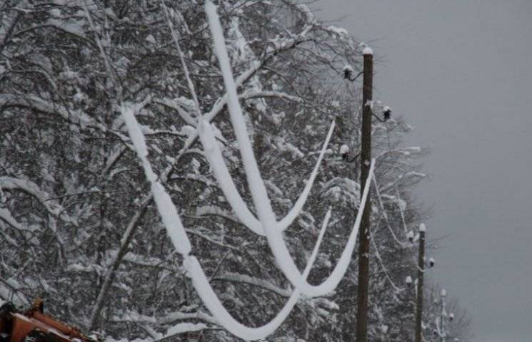 Через налипання мокрого снігу у трьох районах Закарпаття знеструмлені 20 населених пунктів 