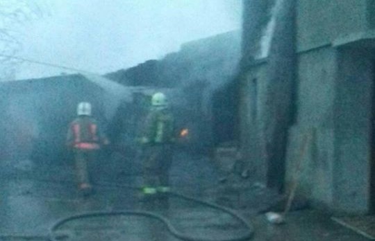 У Чепі на Виноградівщині згоріли надвірна споруда, літня кухня, Mercedes та Renault і травмувався власник (ФОТО)