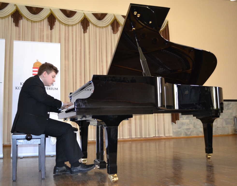 Ужгородському музичному коледжу подарували рояль за 40 тис дол (ФОТО)