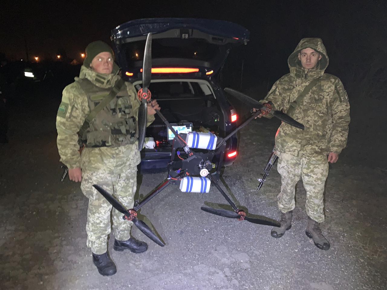 Біля Солотвина поблизу кордону з Румунією прикордонники затримали квадрокоптер з контрабандистом (ФОТО, ВІДЕО)