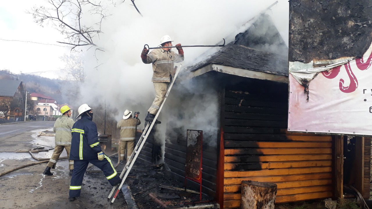 Пожежа у Квасах на Рахівшині знищила крівлю магазину та продовольчі товари (ФОТО)