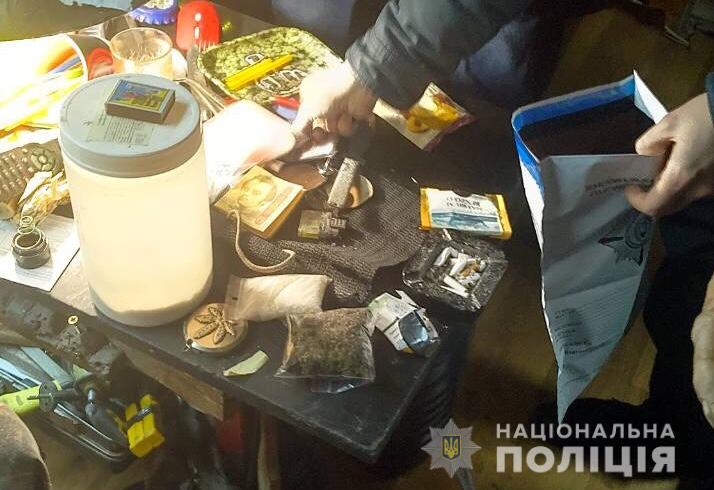 У Берегові під час обшуку в помешканні містянина виявили наркотики та приладдя для їх вживання (ФОТО)