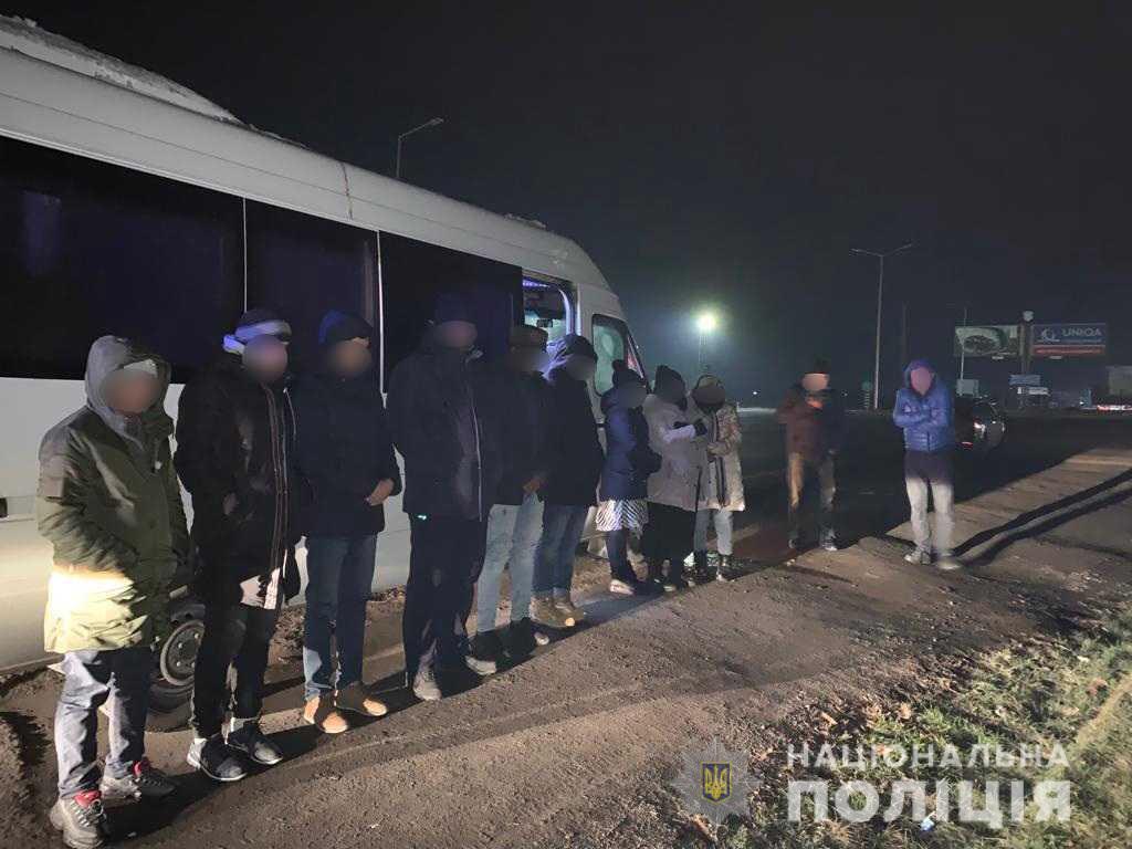 На Закарпатті затримали мікроавтобус під керуванням киянина, котрий віз до кордону нелегалів (ФОТО)