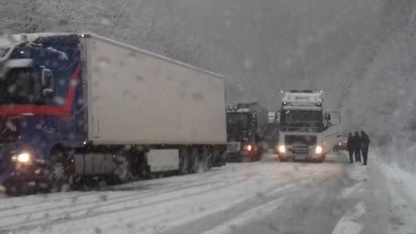 На Львівщині через снігопад обмежено рух вантажівок на трасі Київ-Чоп перед в'їздом на Закарпаття