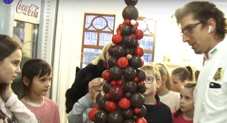 Ужгородський кондитер разом із дітьми виготовив з 15 кг шоколаду 1,5-метрову новорічну ялинку (ВІДЕО)