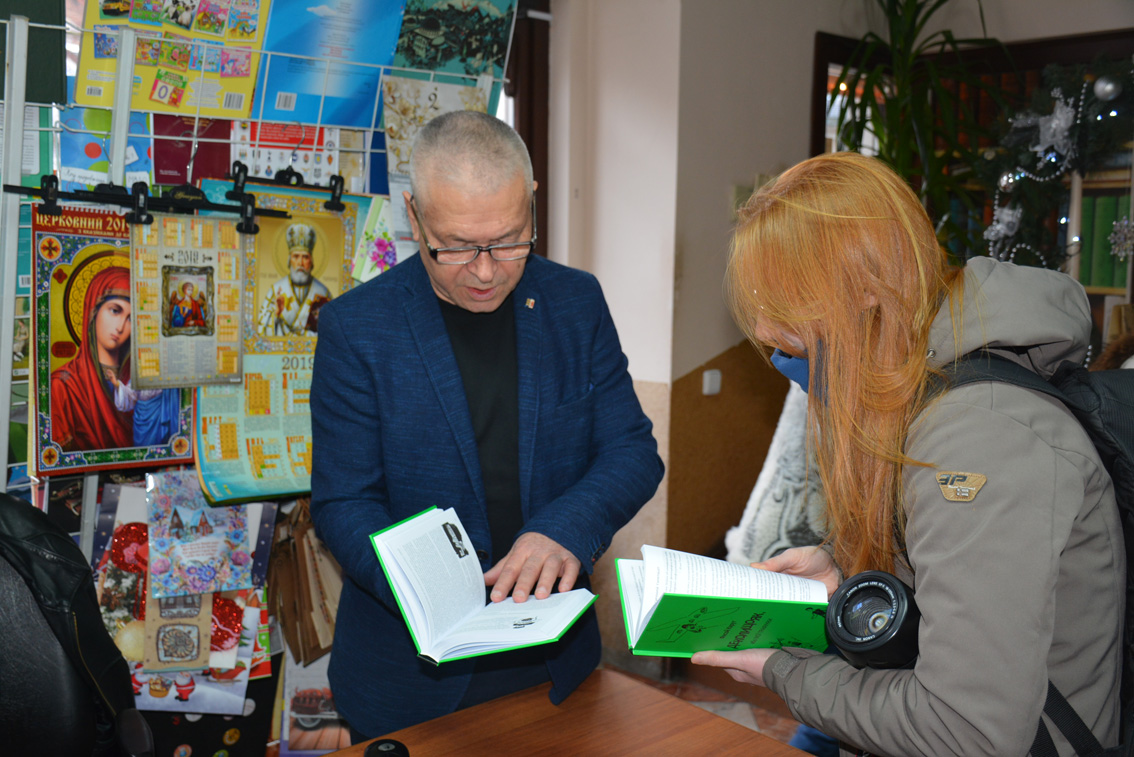 Лікар і письменник Йосип Турак дебютував в акції "Письменник за прилавком" в Ужгороді (ФОТО)
